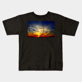 Interesting scene with filamentous clouds and alternating cold and warm colours of the sky Kids T-Shirt
